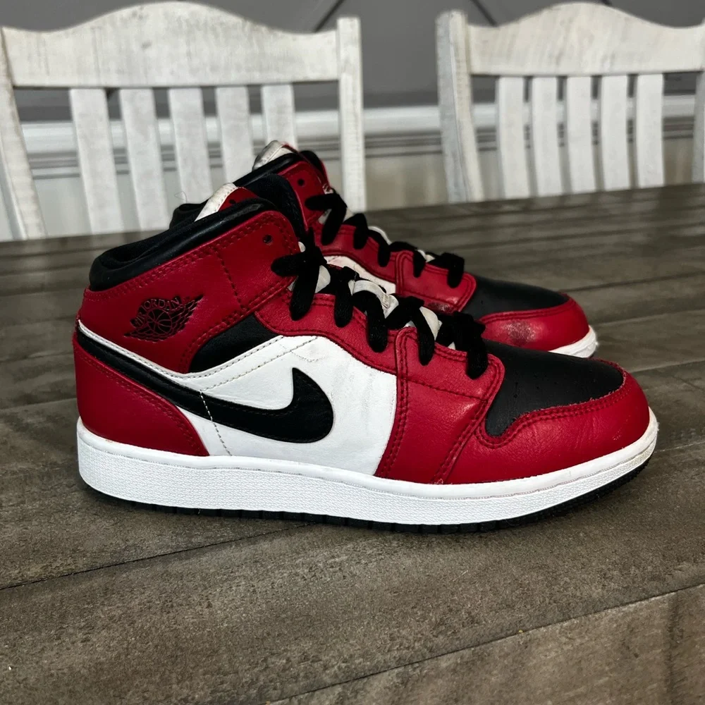 Nike Shoes Air Jordan 1 Retro Mid GS 